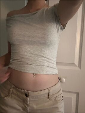 silence + noise Light Gray One-Shoulder Crop Top